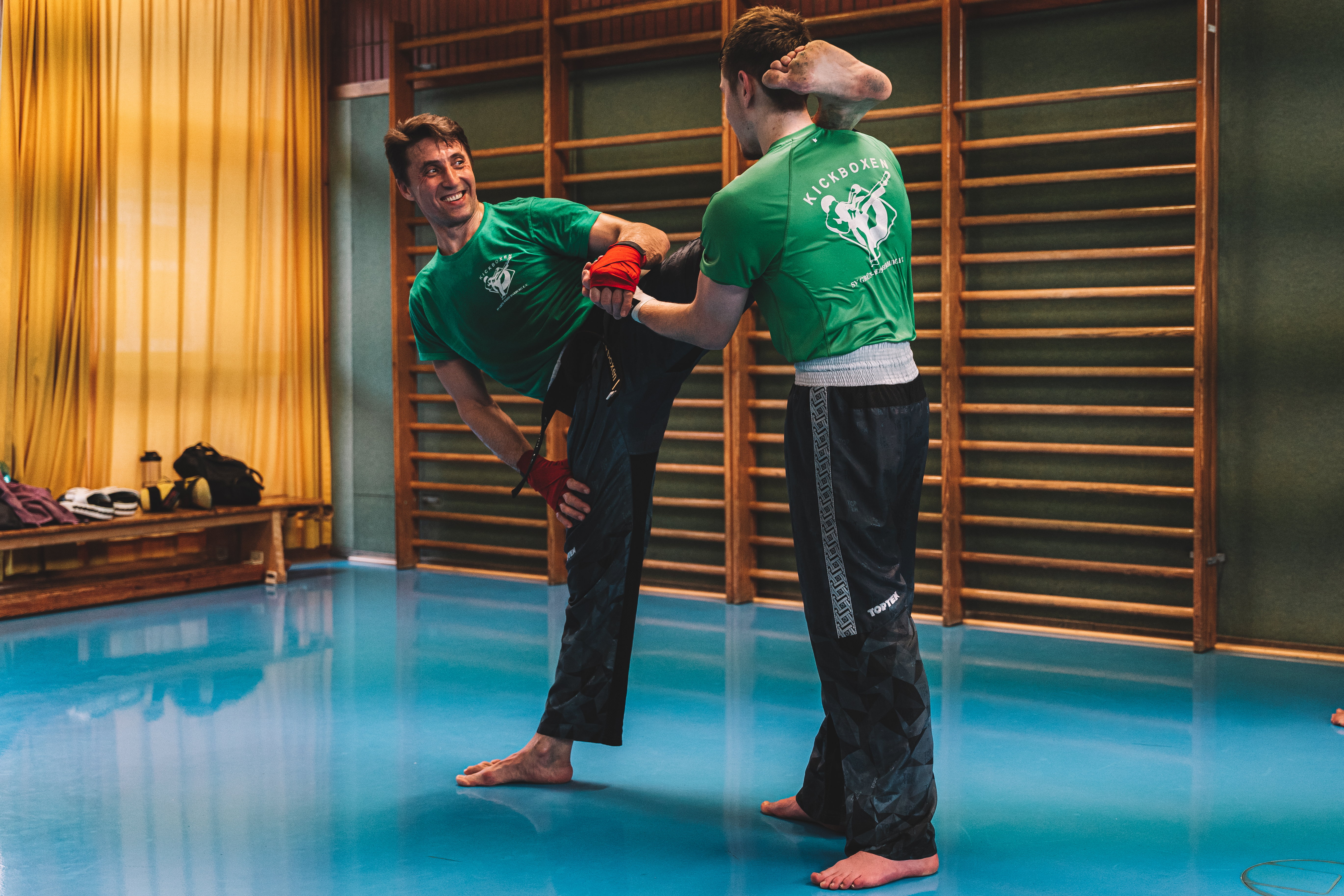 Hoher Kick – Partner hält